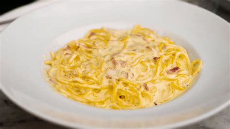 Carbonara en Thermomix servida en un plato con queso rallado y pimienta