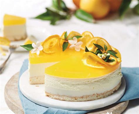 variedad de pasteles de yogur y naranja, cortados y decorados
