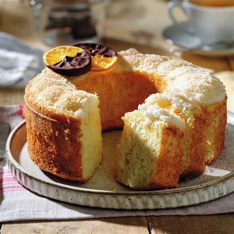 kuchen de yogur y naranja con un trozo servido