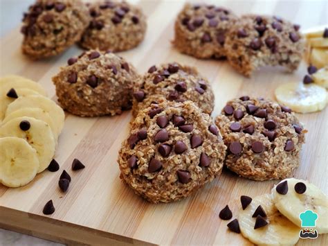 Primer plano de galletas de avena y plátano con chispas de chocolate