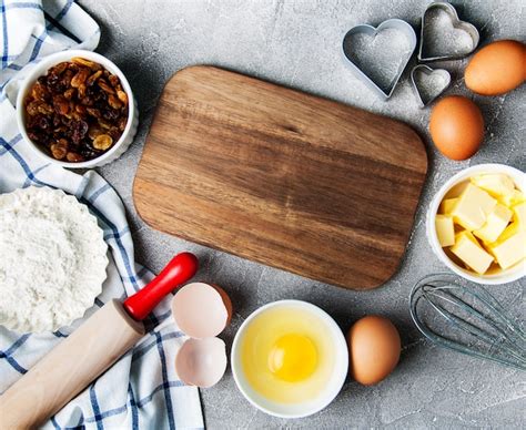 Ingredientes para hornear sobre una mesa de madera