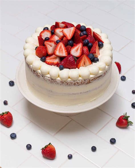 Torta Victoria recién horneada y decorada con frutos rojos