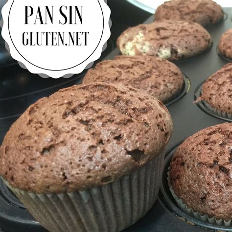 Foto de diversas opciones de pan y repostería sin gluten, como magdalenas y bizcochos
