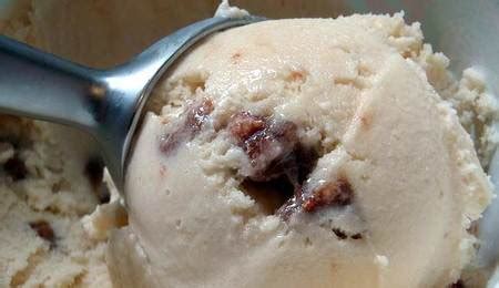 Fotografía de un cremoso helado casero con una cuchara, evocando nostalgia