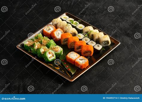 Foto panorámica de una selección variada de sushi y platos japoneses en una mesa elegante