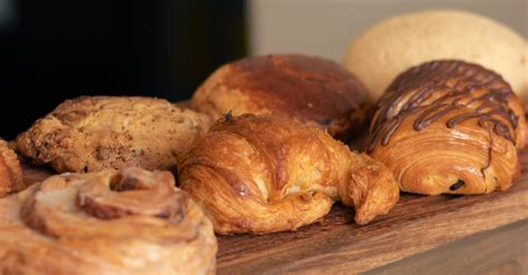 Pan amasado dulce recién horneado, ya frío y espolvoreado con azúcar glas, listo para comer