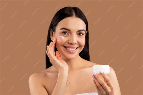 Foto de una persona aplicando crema casera en su piel