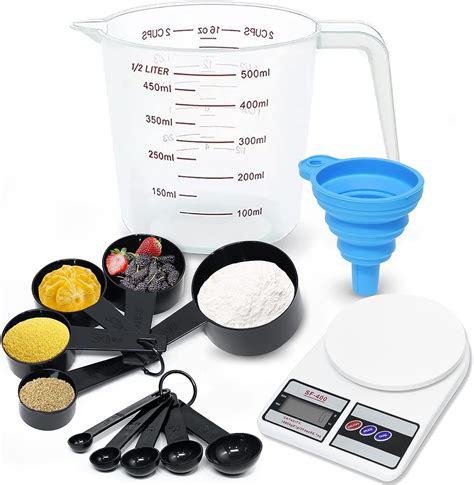 Foto de varias herramientas de medición de cocina: báscula digital, jarra medidora y cucharas medidoras