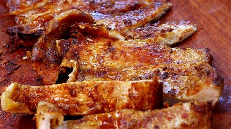 Matambre a la parrilla dorándose sobre las brasas, con hierbas aromáticas
