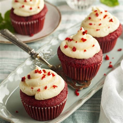 Cupcakes Red Velvet decorados con frosting de queso crema