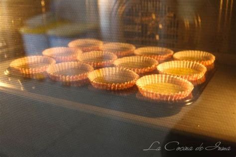 Cupcakes horneándose en el horno