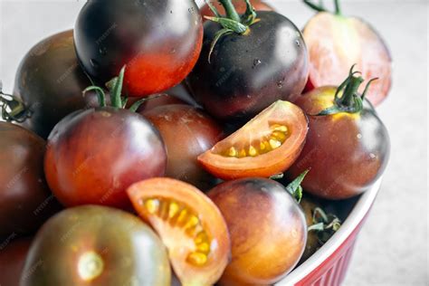 Tomates frescos maduros en un cuenco