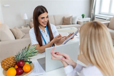 Mujer consultando a un nutricionista sobre un plan de alimentación saludable