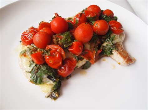 Plato de pechuga de pollo con tomates cherry y hierbas