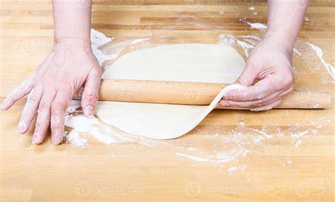 persona estirando masa de tortilla con rodillo