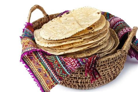 tortillas de trigo recién hechas en una canasta
