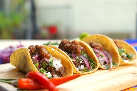 mesa con variedad de platos con tortillas de trigo: tacos, burritos, quesadillas
