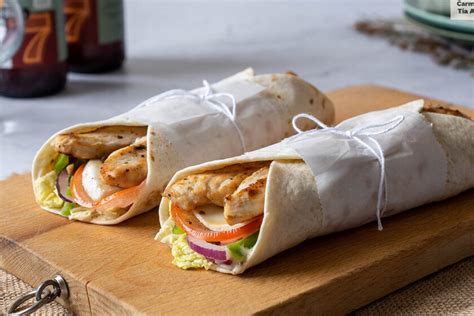 ensalada fresca en un wrap de tortilla de trigo integral