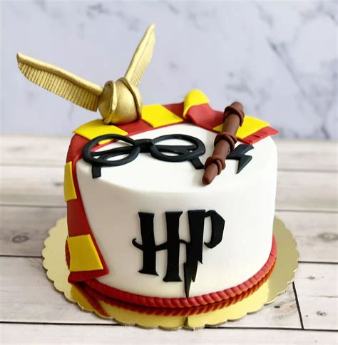 Diseño de pastel de cumpleaños de Hagrid para Harry Potter en estilo infográfico