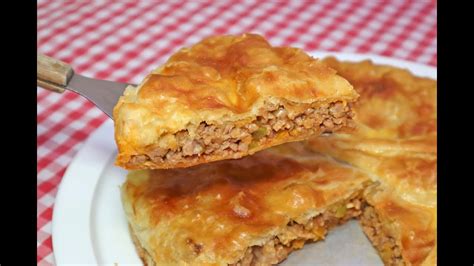 Preparación del relleno de carne picada y especias para pastel de cerdo