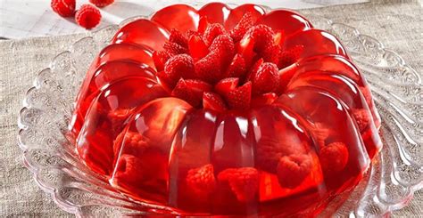 Pastel de cerdo enfriándose con gelatina lista para ser añadida