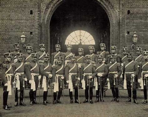 Fotografía histórica de 1881 que muestra a los oficiales del Regimiento Cazadores a Caballo en Lima.
