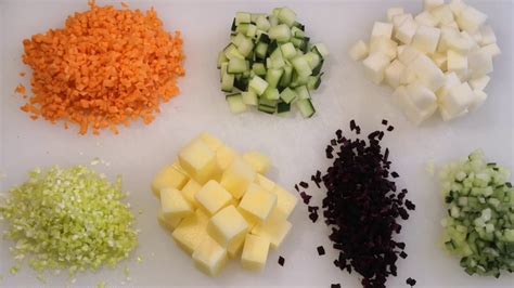 Esquema visual que muestra la diferencia entre corte Juliana (tiras finas), Brunoise (dados pequeños) y Aros.