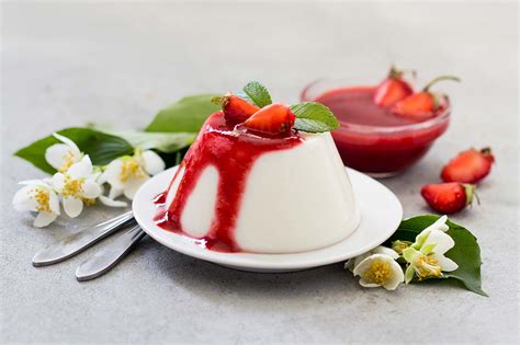 Primer plano de Panna Cotta de vainilla desmoldada y decorada