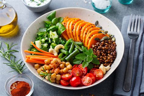 Fotografía gastronómica de un plato vegetariano equilibrado elaborado con legumbres y especias