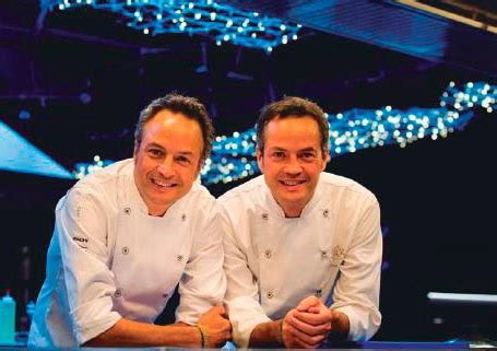 Fotografía profesional de los chefs Sergio y Javier Torres en su espacio de trabajo
