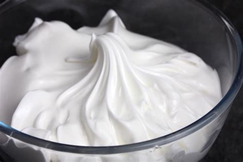 Proceso de preparación del merengue italiano con almíbar