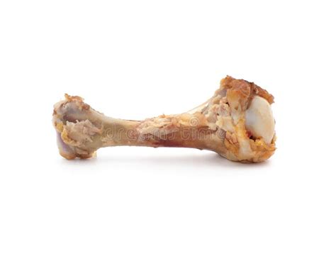 Fotografía de un hueso de pollo doblándose fácilmente con los dedos después de ser tratado con vinagre, demostrando su flexibilidad.
