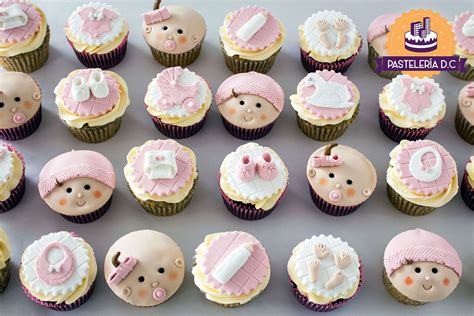 Diseño de cupcakes variados para baby shower de niña