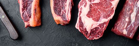 Fotografías de alta calidad de los tres cortes de res mencionados (Ribeye, Filete, New York Strip) con una costra de sellado perfecta