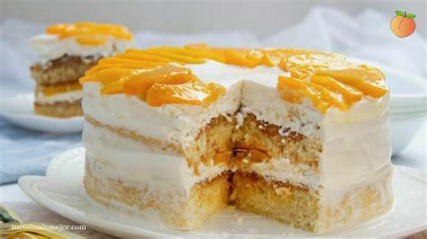 Torta de durazno con capas de crema y fruta