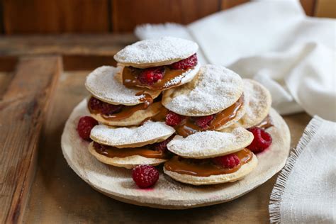 Alfajores rellenos con manjar y frambuesas