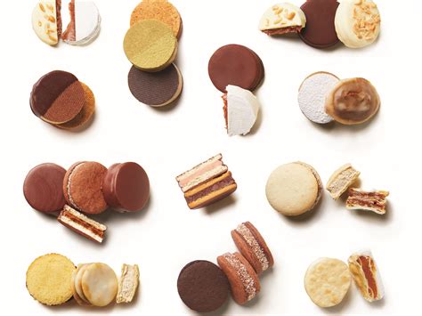 Variedad de alfajores con diferentes coberturas