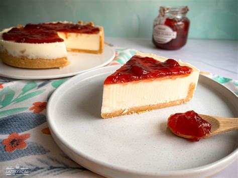Tarta de queso decorada con mermelada y bayas