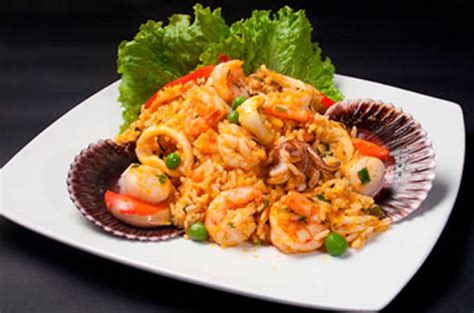 Plato de ensalada de arroz marinera con mariscos variados