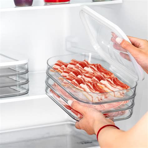 recipiente con carne marinándose en la nevera