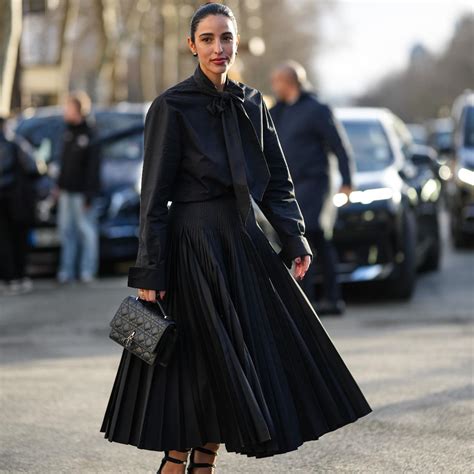 Bailarina con falda de vuelo en seda, destacando el movimiento fluido
