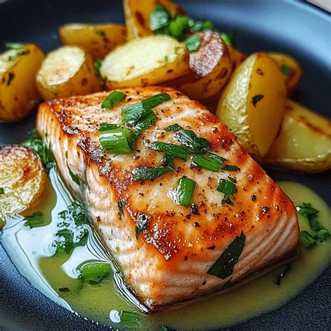 Esquema de cocción de filete de salmón en sartén, mostrando el tiempo por cada lado y la importancia de la piel.