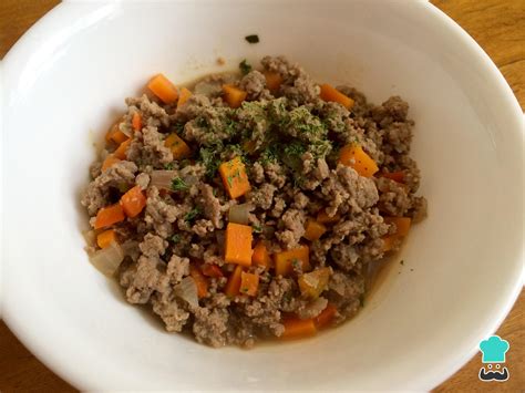Plato de pantrucas humeantes con carne molida y verduras