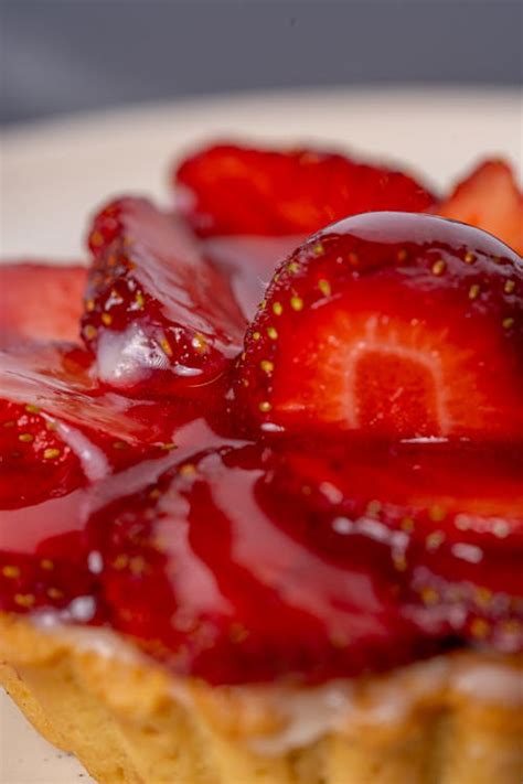 Fotografía de una tarta de fresa con glaseado brillante.