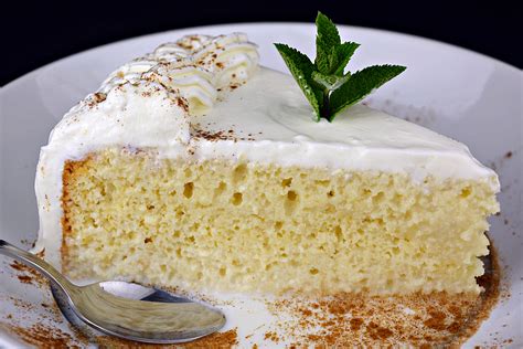 Fotografía de una torta de tres leches decorada.