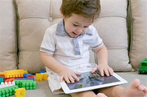 niños viendo presentación en tablet