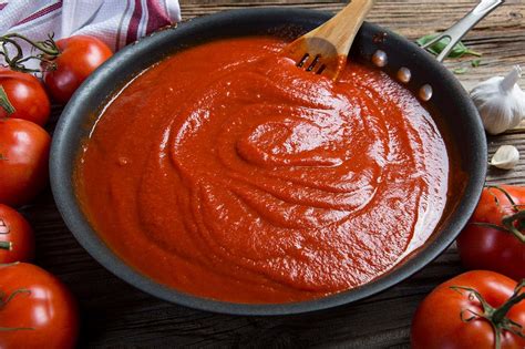 Esquema de los pasos clave para la reducción de la salsa de tomate con aceitunas en la sartén.