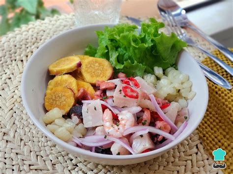 Plato de ceviche mixto con ingredientes frescos y vibrantes colores.