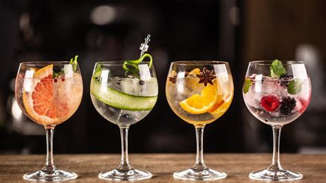 Variedad de cócteles coloridos y refrescantes en una barra.