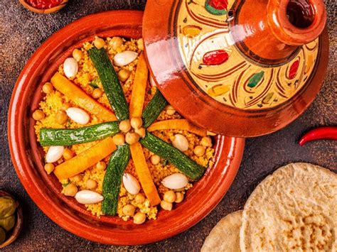 Variedad de platos de cuscús, incluyendo opciones dulces y saladas